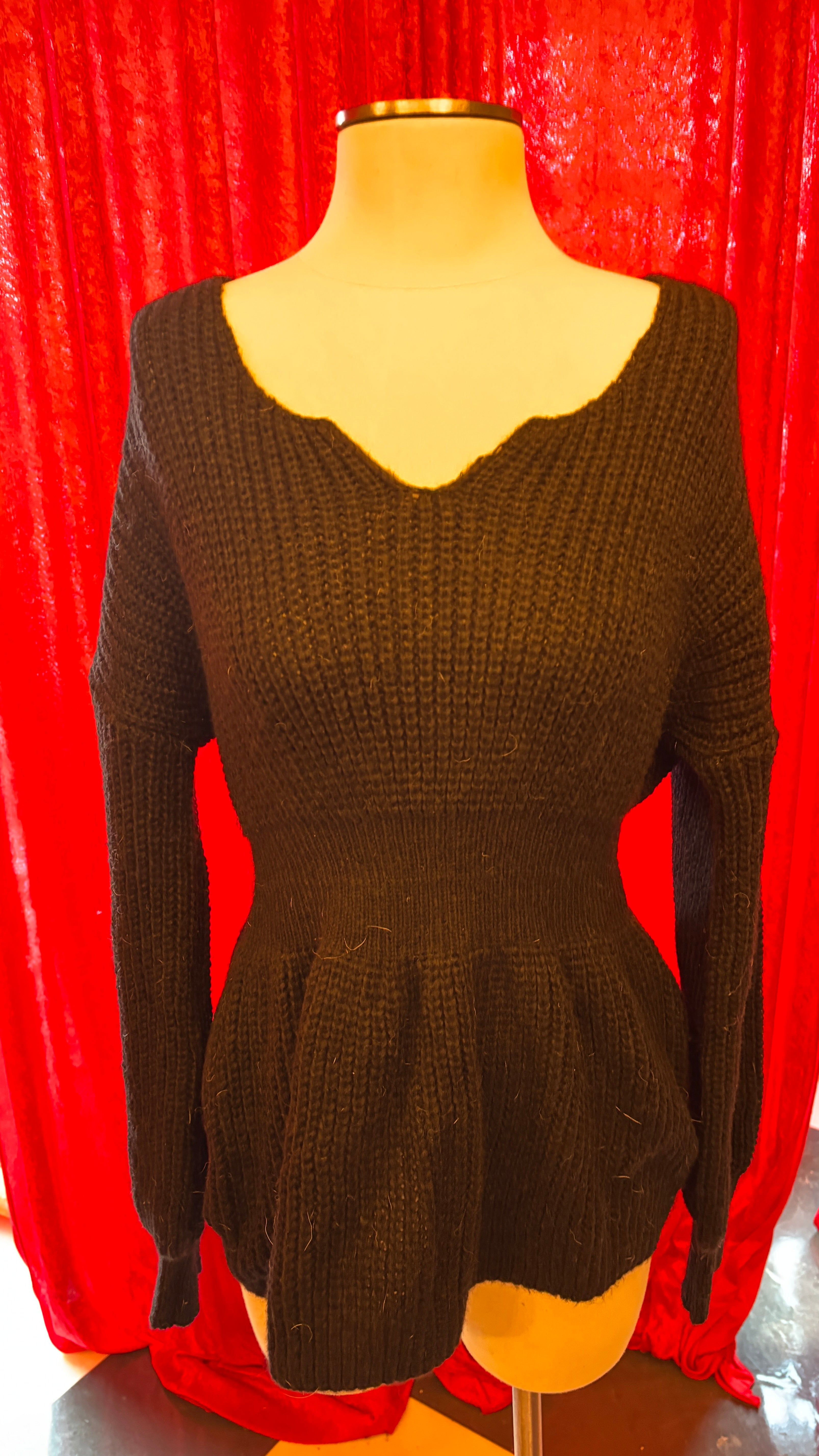 Black Scoop Hourglass